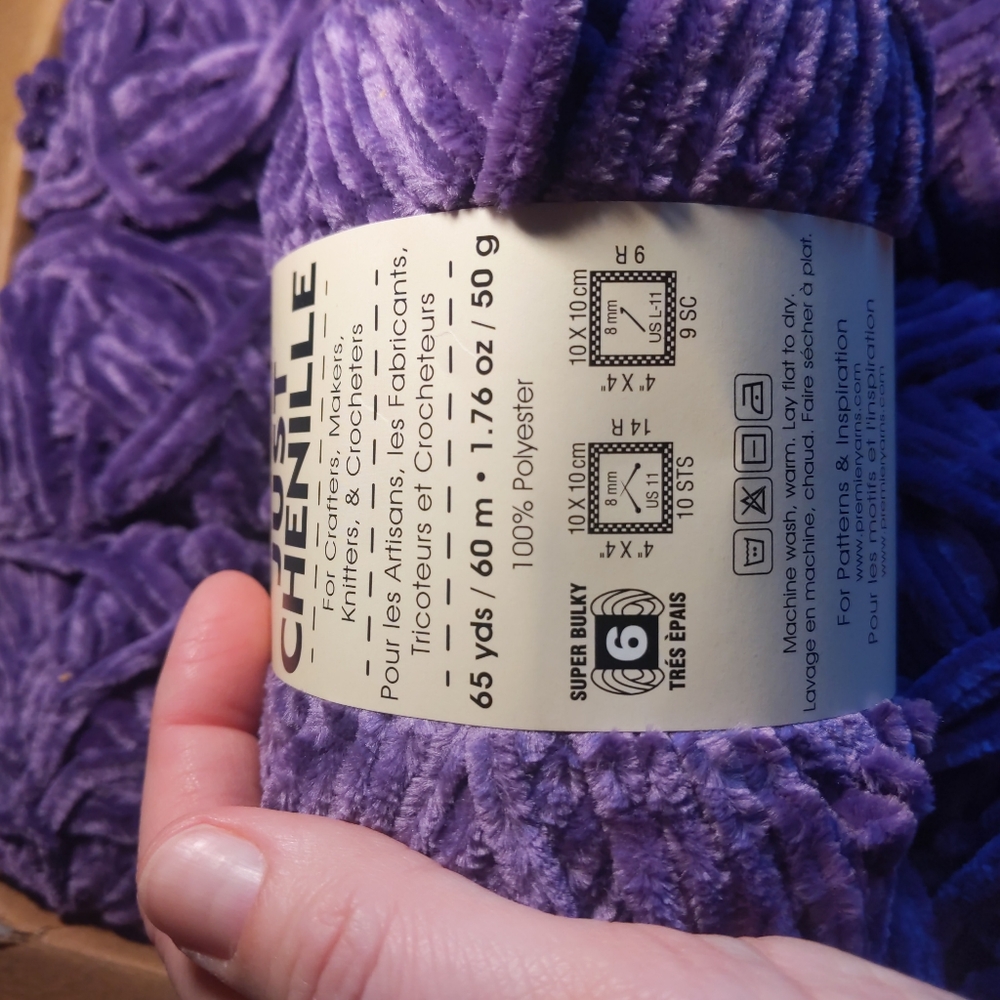 12 SKEINS YARN - Picture 6 of 8
